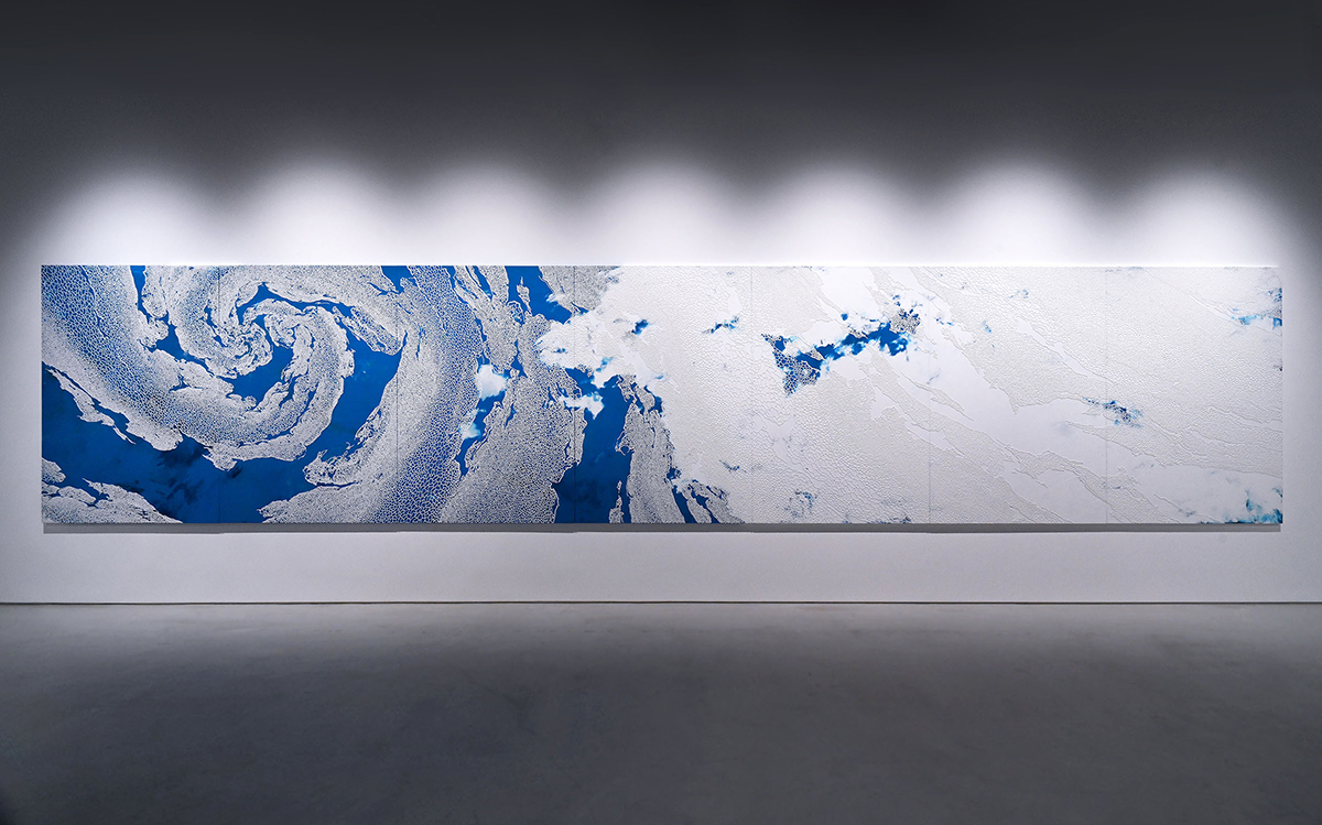 《时を纏う》（Time-Clad / 被时间包裹），丙烯颜料、岩绘具（矿物颜料）、木制面板等，1760 × 8540毫米，2023