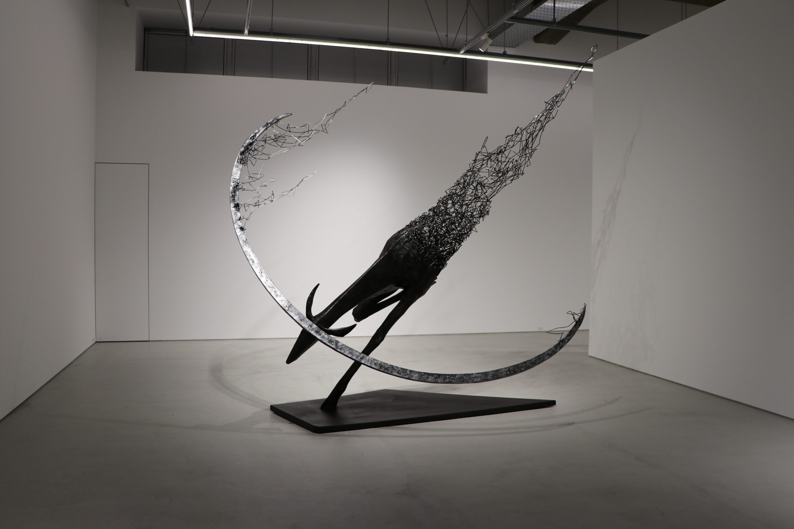 《Landing moon》Iron, urethane and acrylic paint, h3200 × w3100 × d1880mm